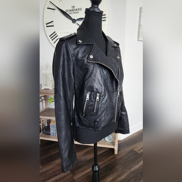 Levi's Jackets & Blazers - Levi Strauss Crop Top Biker Jacket Women's Small, Previously owned  Faux Leather